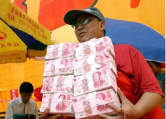 买彩票:头奖概率极低，小奖相对常见。
 
一、概率（官方数据）
 
- 双色球头