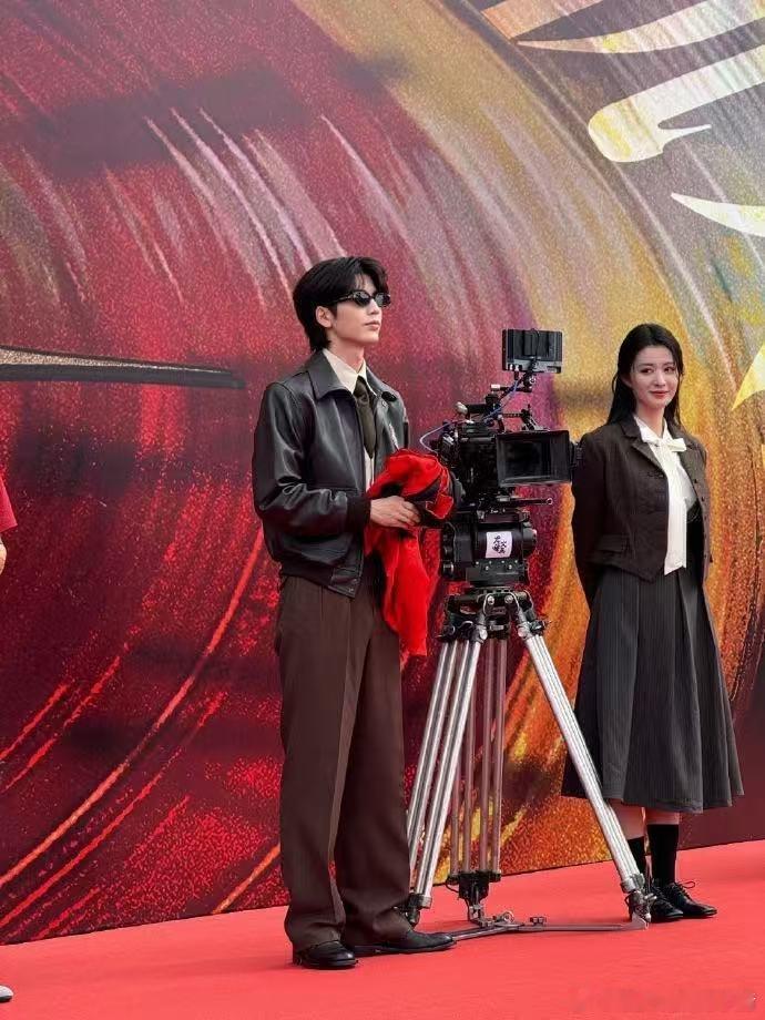 王楚然这一秒过火二番 刷了一条路透了，看来大家还挺吃这对的，看班底配置还行，这俩