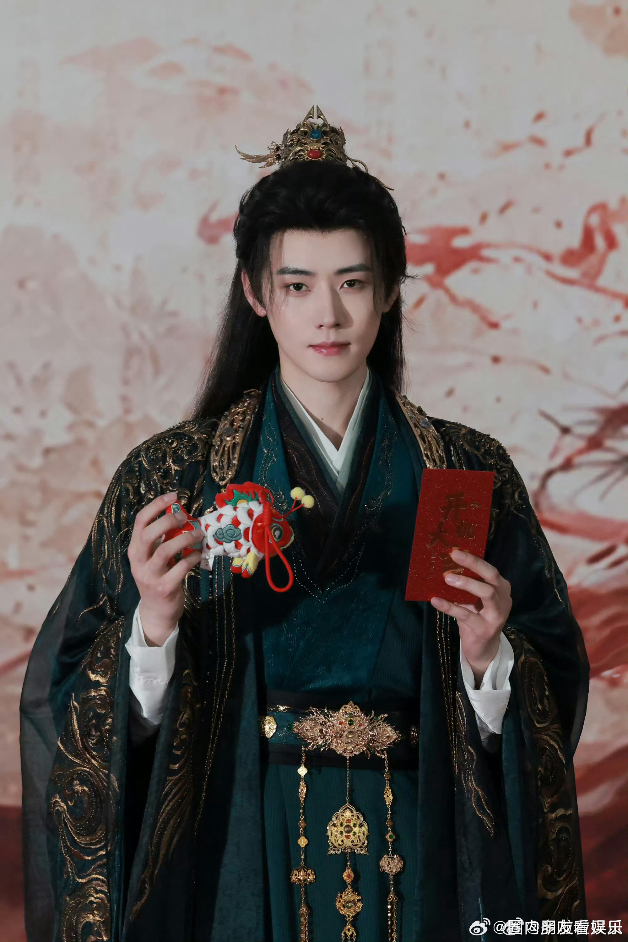 任豪陈瑶cp感🎬《被剧透的世界》横店开机，首次搭档碰撞奇妙化学反应，不刻意炒糖