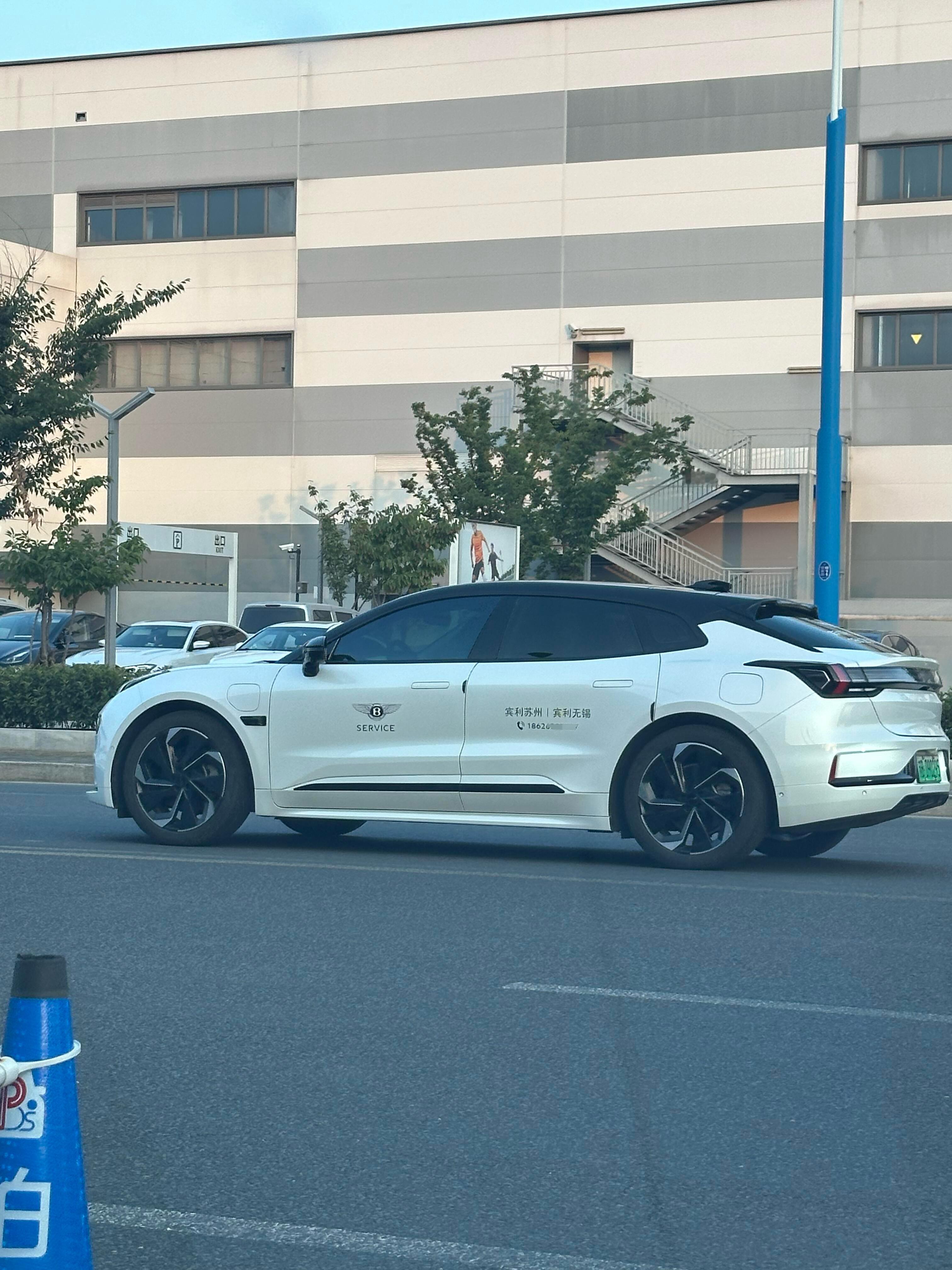 宾利的服务车是极氪001？ ​​​