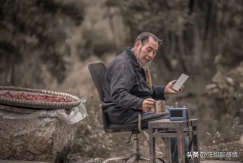 你认为农村老人晚年最凄惨的是什么？

不是缺钱，不是有病。

是吃完了饭，碗往桌