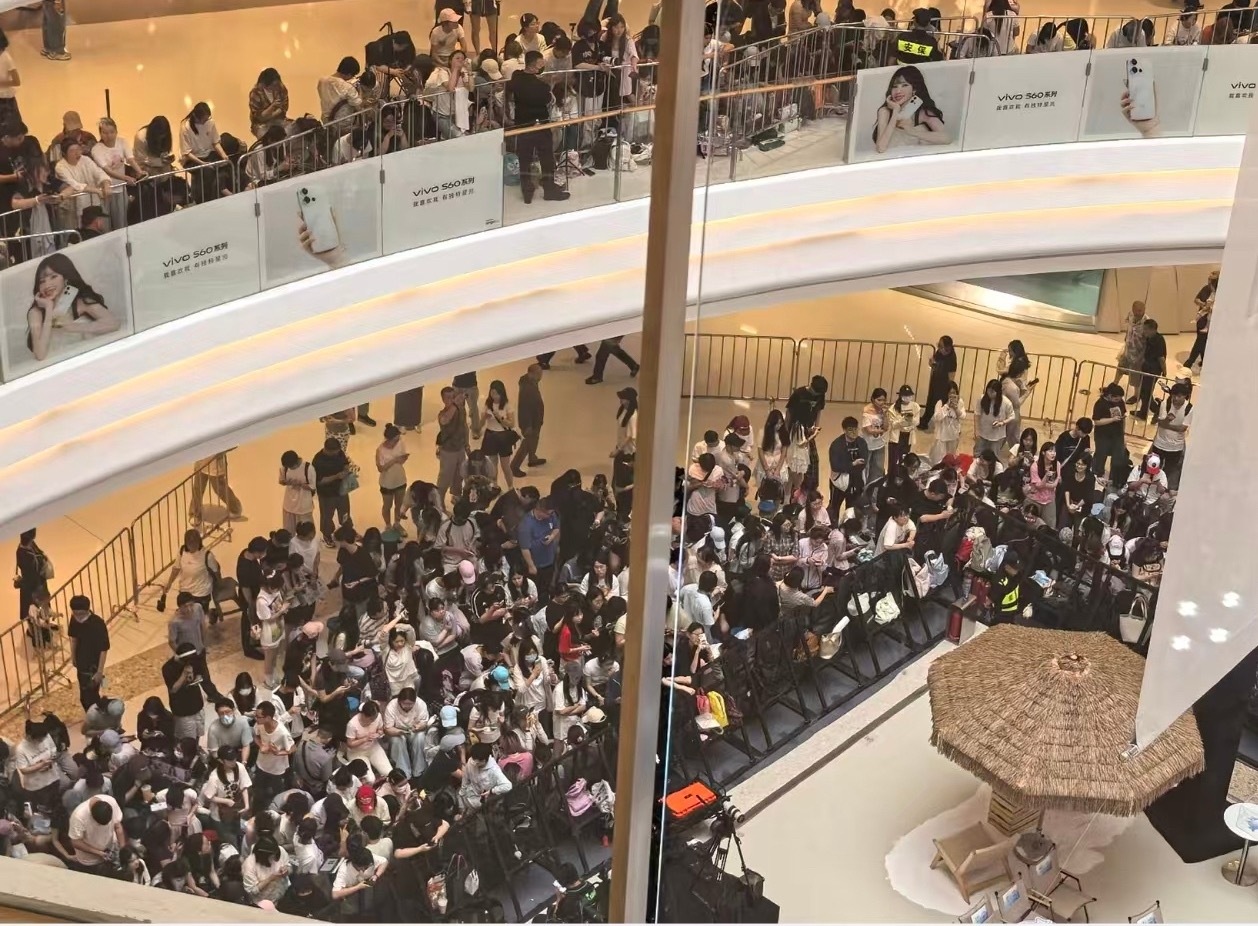 听现场的朋友说三楼四楼暂时不让站人 但楼下人已经很多了 