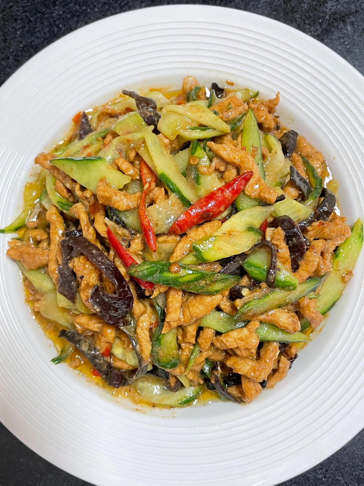 这个黄瓜木耳肉丝。真的是巨下饭的菜，我看家里有这两样，所以就胡乱搭配了一下。喜欢