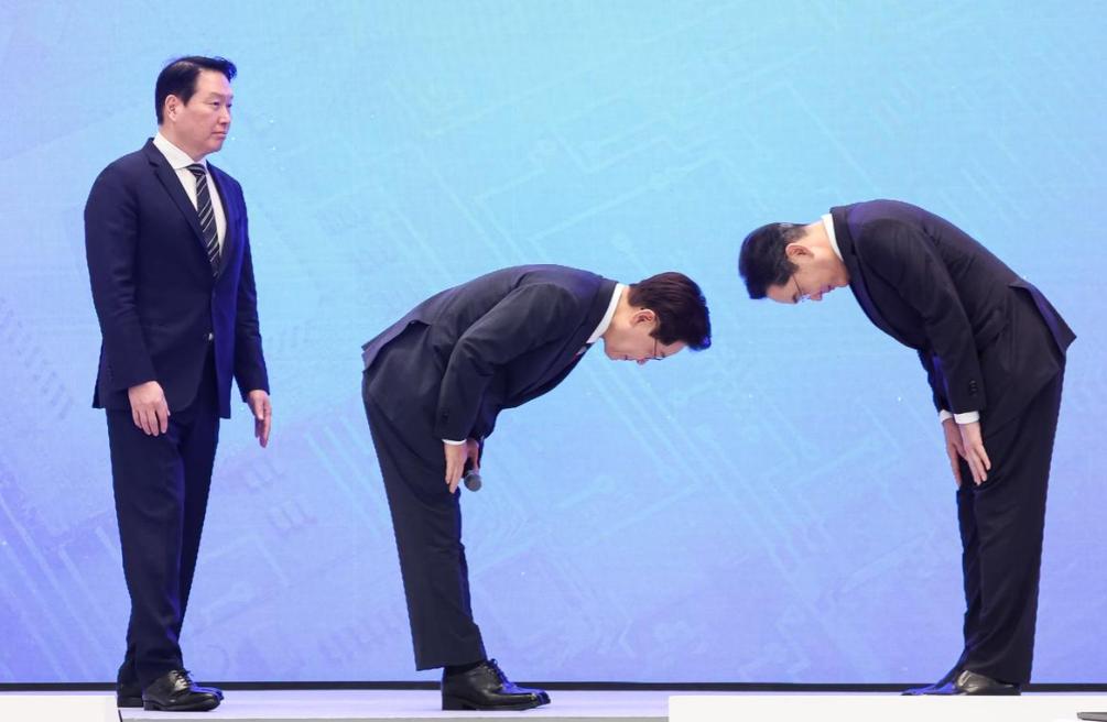 韩国总统李在明公开向三星、SK两大财阀掌门人深度鞠躬，将其称作国民英雄，以此致谢