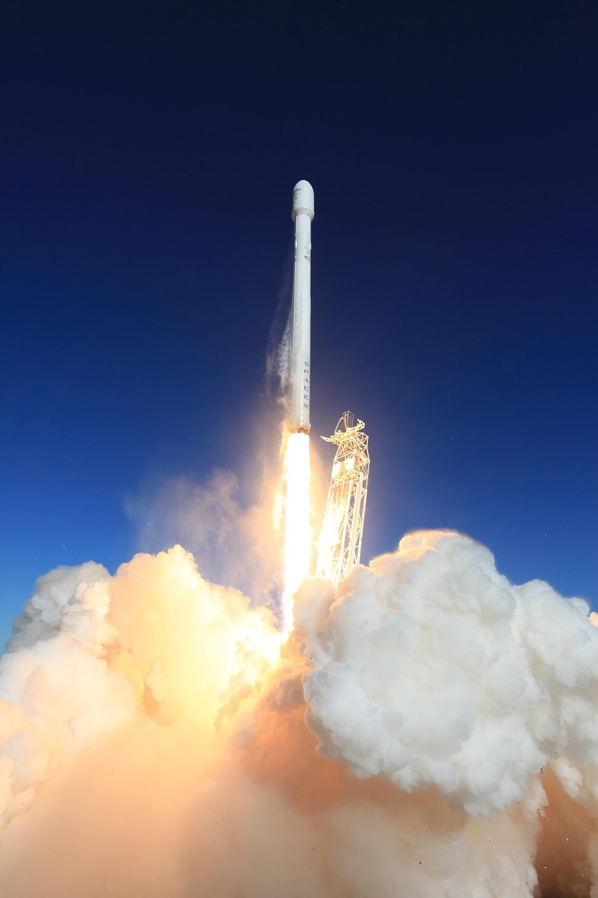 星舰年运力从2500吨喊到100万吨，是马斯克这次五大预言里最硬的指标；第三代星