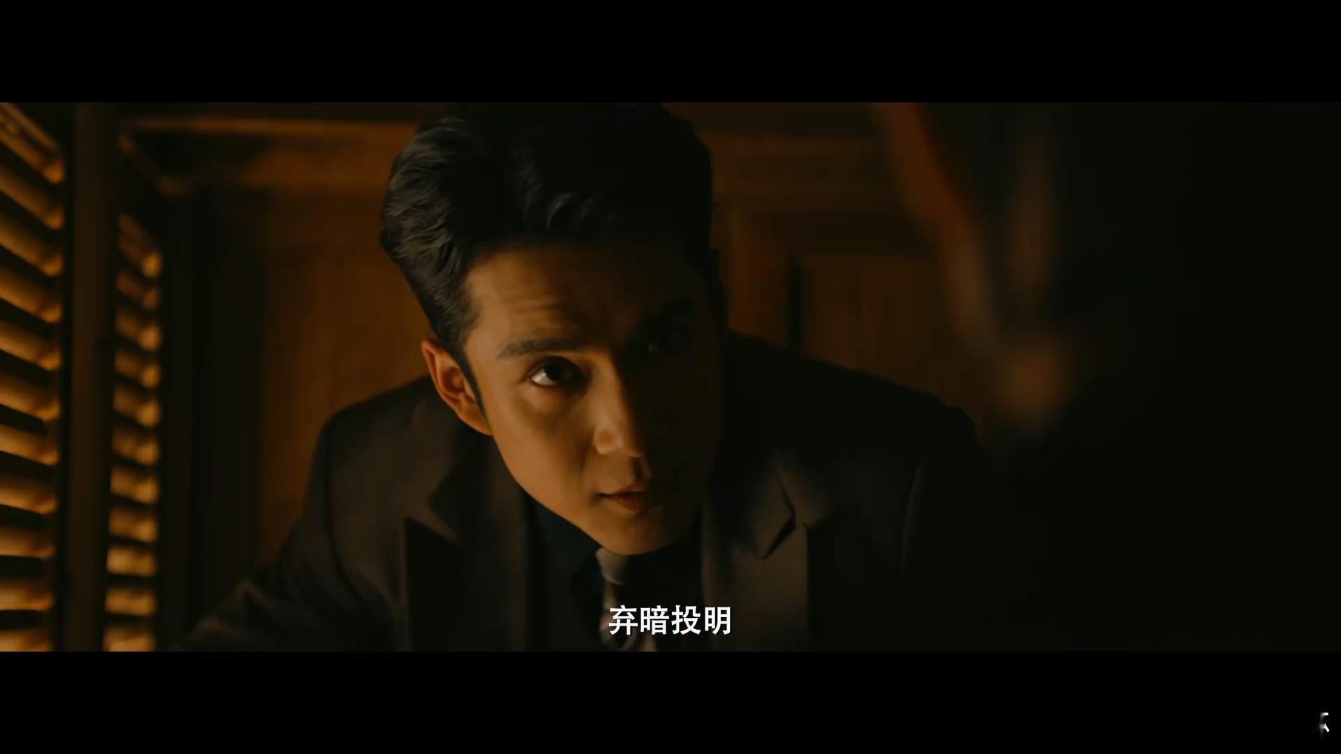 韩东君新剧又装上了《守护者们》里韩东君的西装造型细节也到位，尤其是条纹领带一搭，