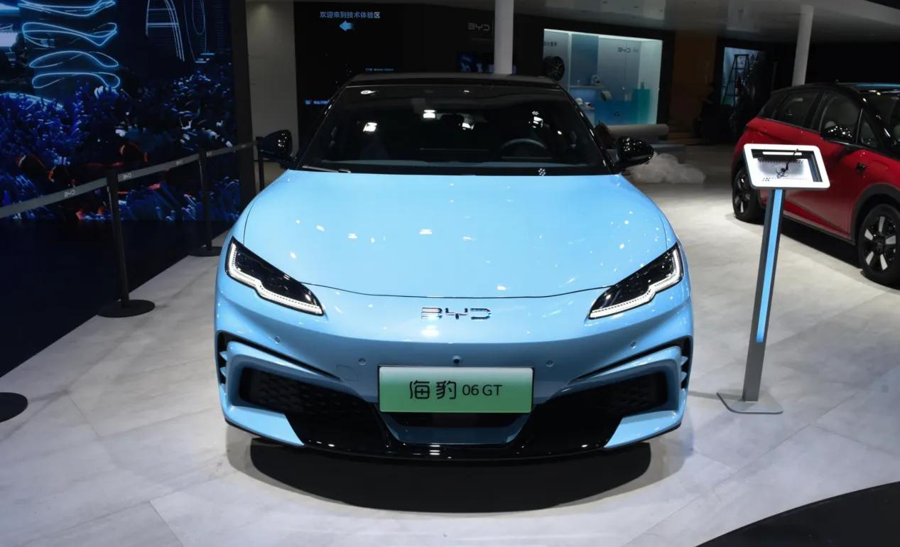 现在市场上适合家用的车很多，但适合年轻人的车很少，20万以上你还能选个小米SU7