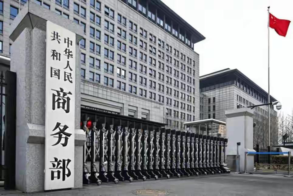 海外一边收高额关税拦我们光伏货，一边又想方设法挖我们的核心制造手艺。就在10月1