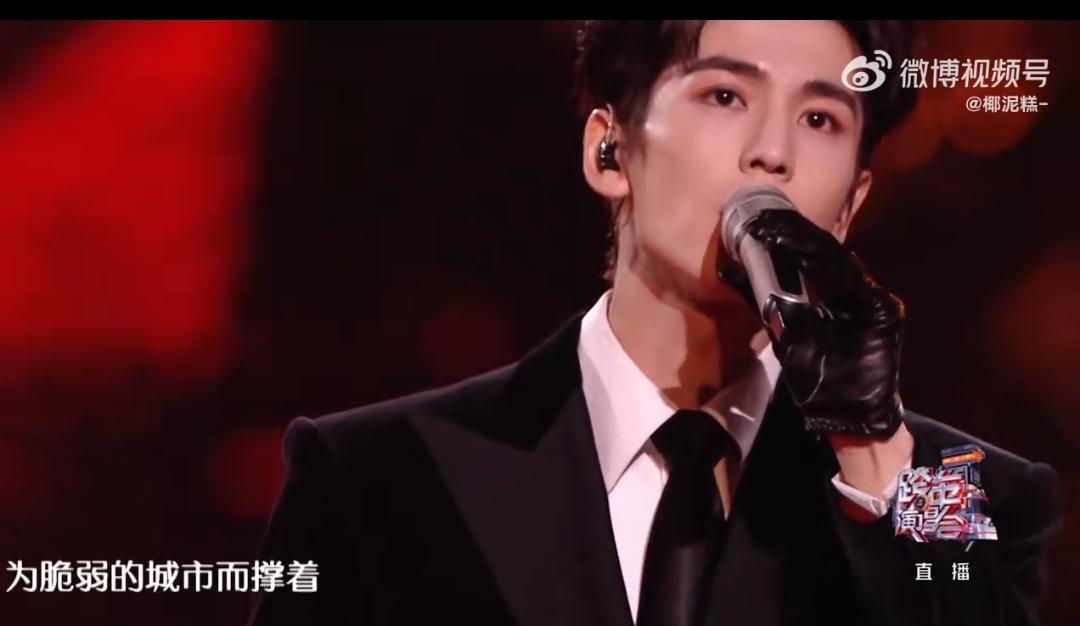 谁懂啊！跨年夜被张凌赫的40秒走秀直接帅到失语！190cm的挺拔身形裹着红黑丝绒