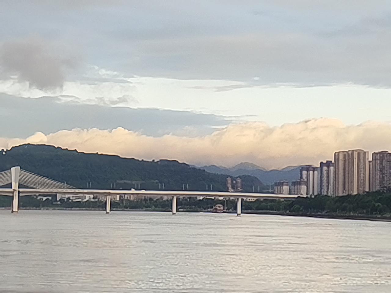 雨后晚云似仙境