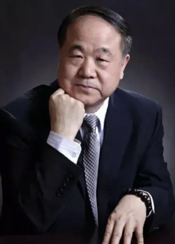 1967年，12岁的莫言透过窗户纸的破洞，看到一名男教师正往女教师郑红英的裤腰里