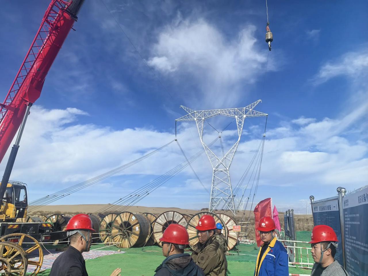 头一次看到青藏高原高压线架设施工现场，为大西北电力建设者点赞！