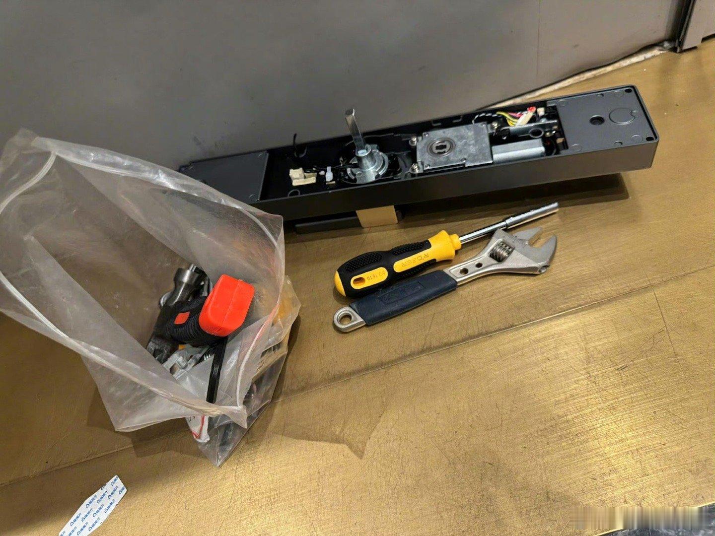 吉克隽逸撬锁4个小时也没赶上飞机 吉克隽逸这经历能笑一年！撬锁大战持续三四个小时