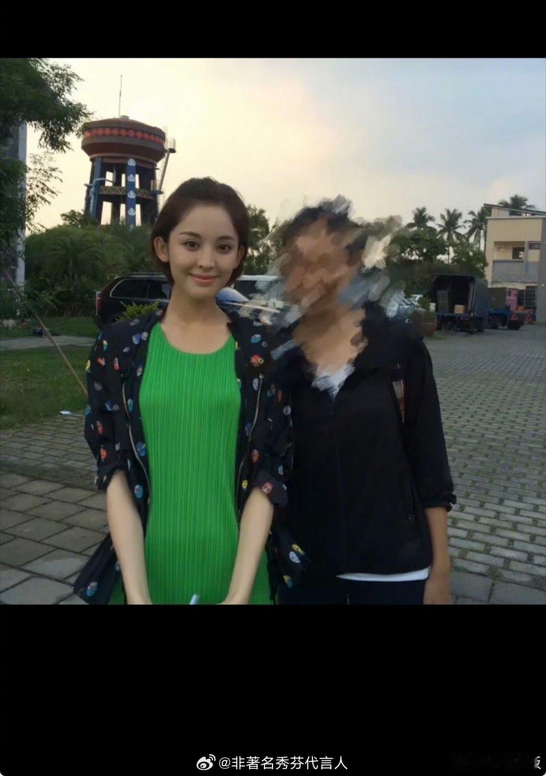 10年前和娜扎的合影纯天然大美人了，我也是感慨。 