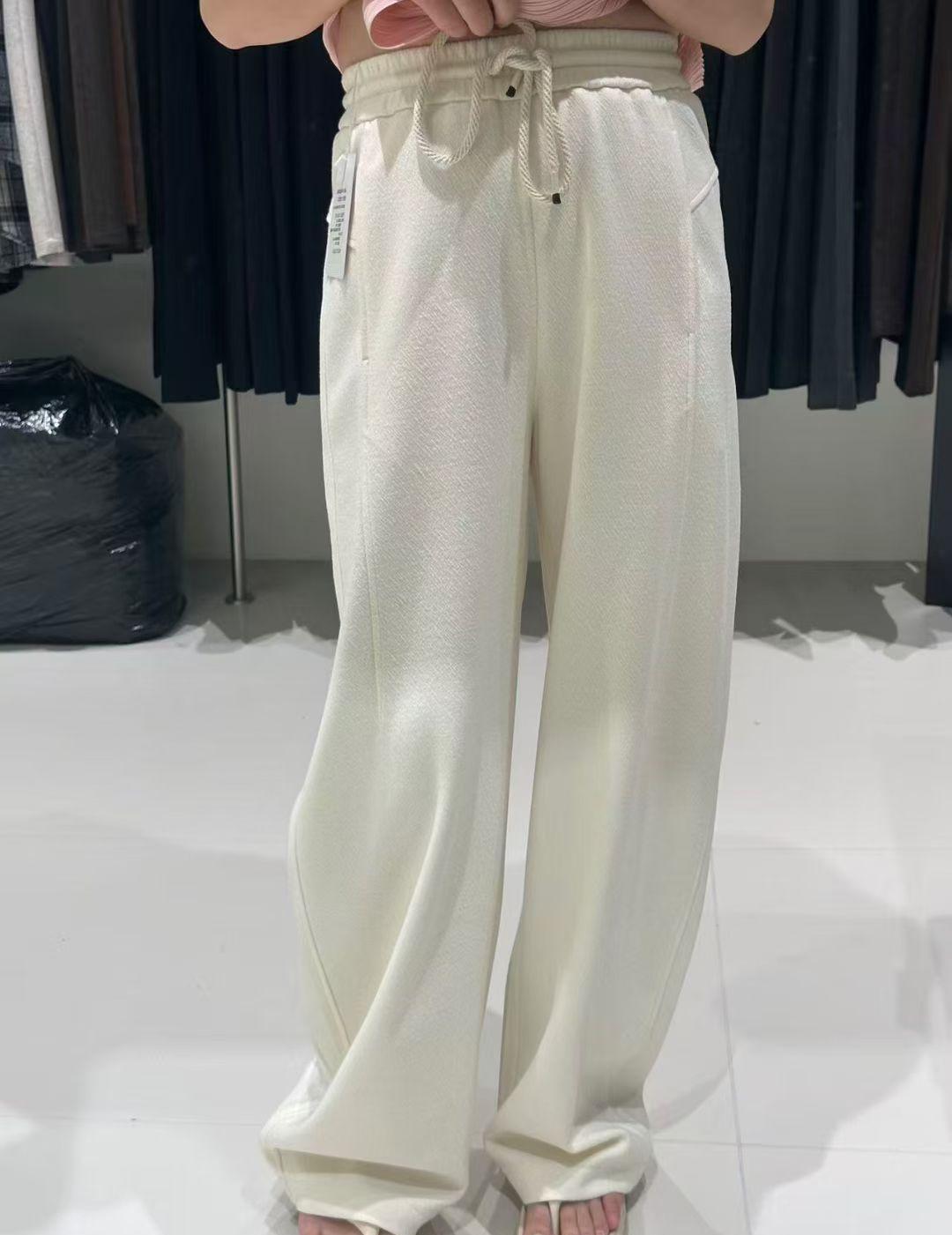 以前两块钱改条裤脚，现在十块还觉得贵？
可不是商家黑心，是师傅的饭碗贵了。
一个