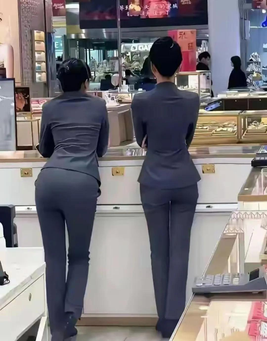 一个结过婚了，一个单身，从背影看，你能分辨出来吗？