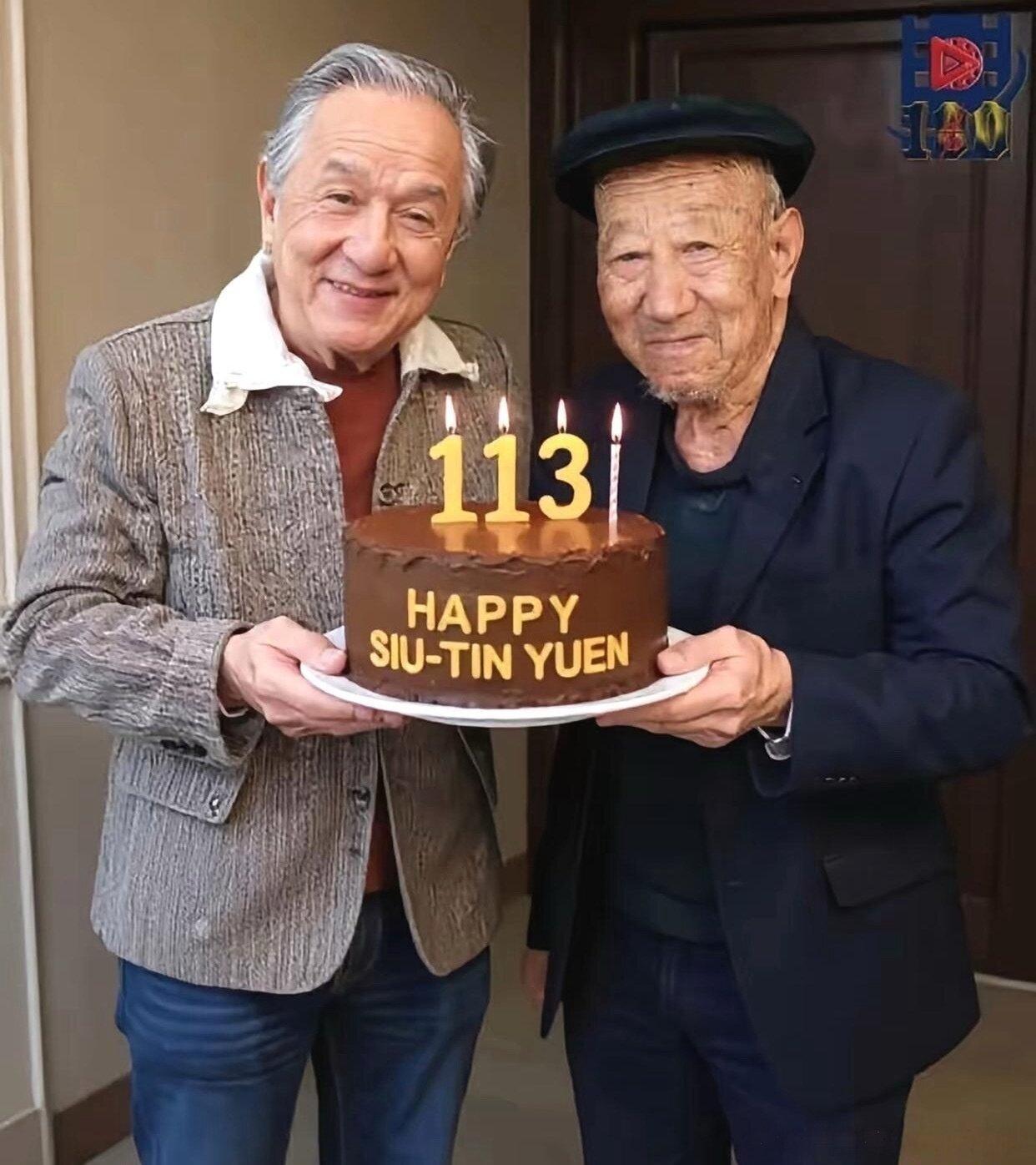 大鼻子成龙，如今头发也白了，过上了老年人的生活。
成龙年轻的时候拍电影十分拼，经