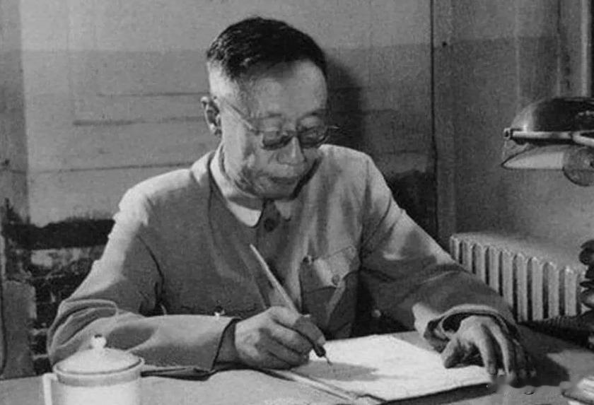 1920 年代，溥仪在紫禁城迷上自行车，锯掉门槛方便骑行，还让太监们也学骑车。他