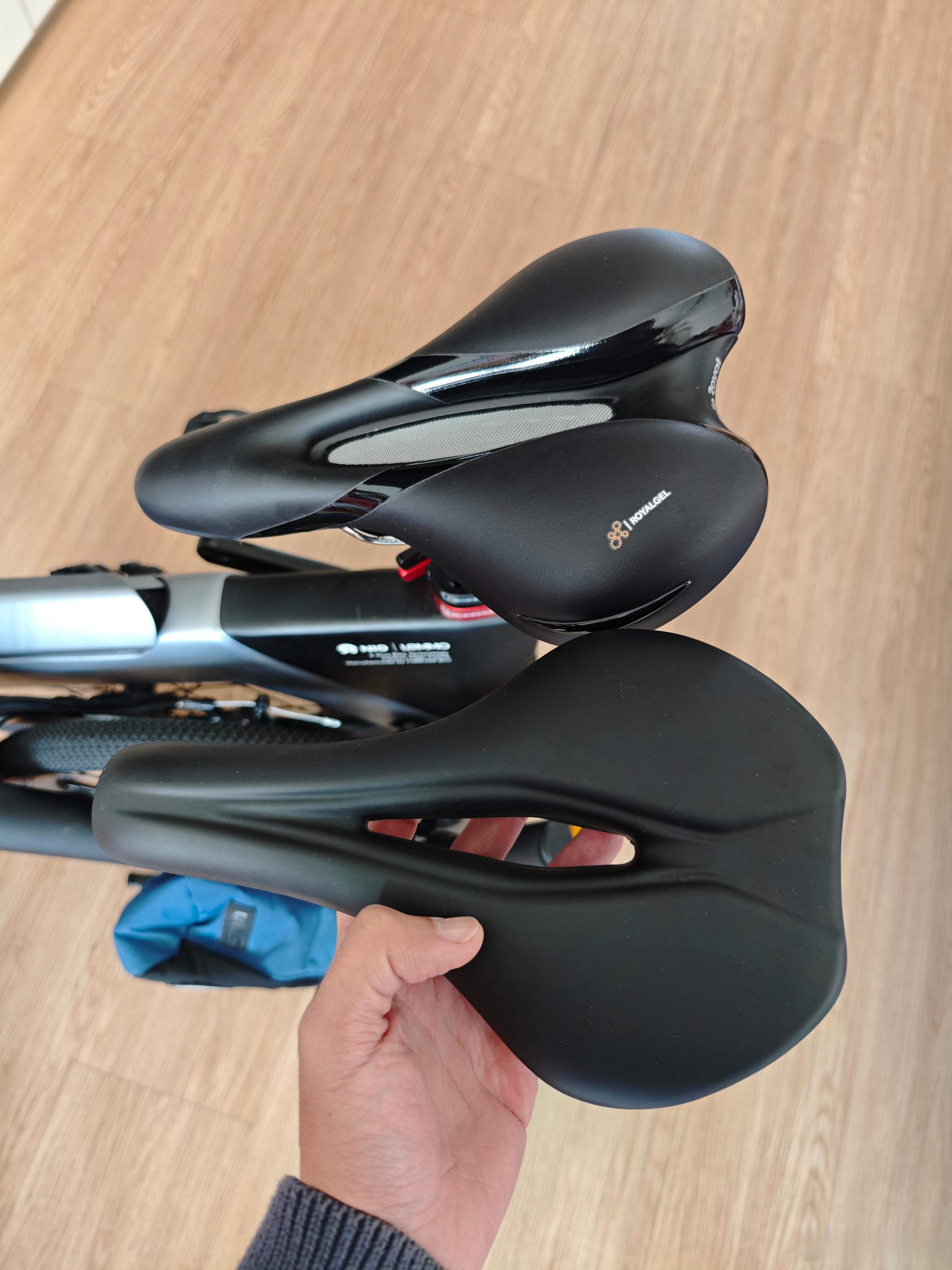 给我的LEMMO换了个坐垫，原装的又硬又薄，毫无舒适性可言，换个厚实而且带风道的