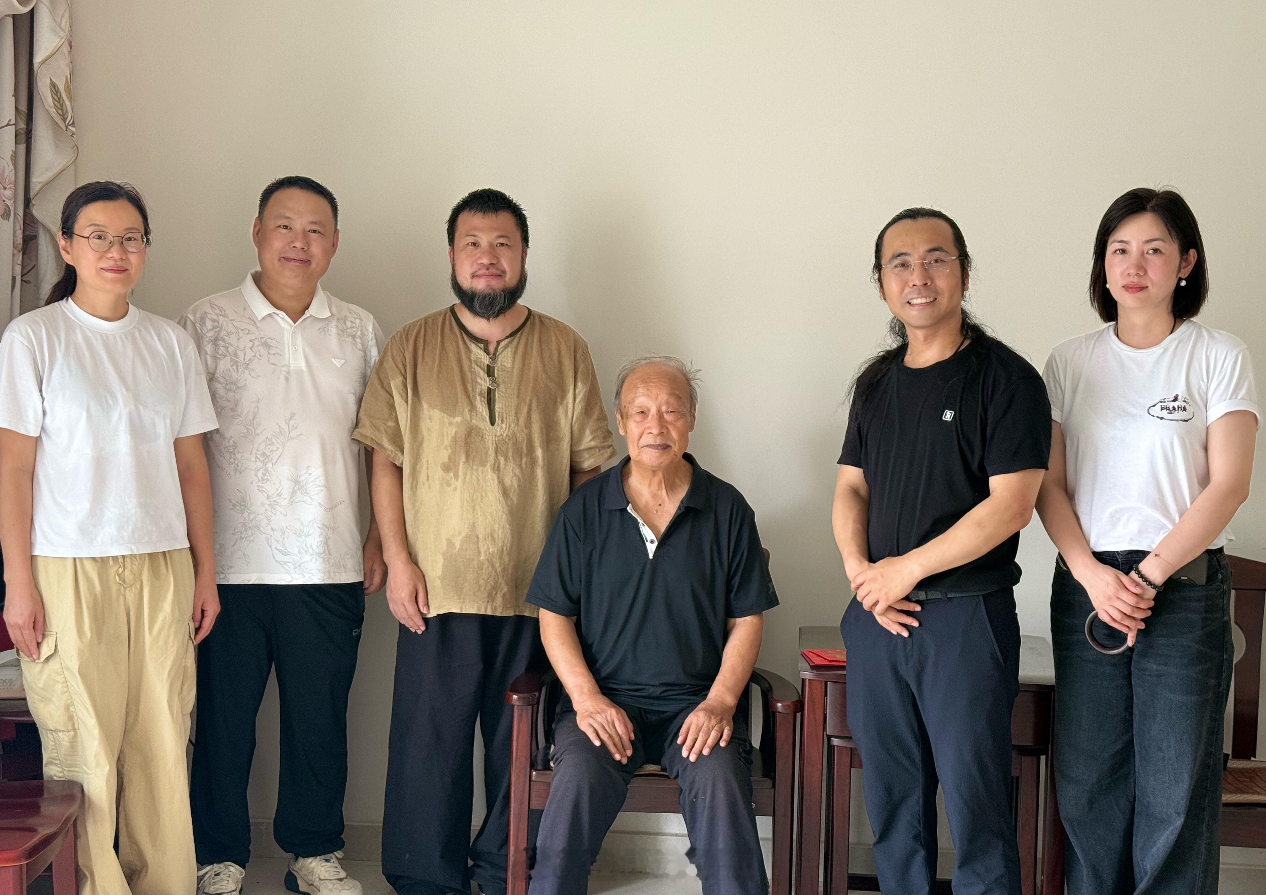 建波在德国的弟子想让我带着去看望老爷子，建波转述道：庆霞心目中的偶像就是师爷，最