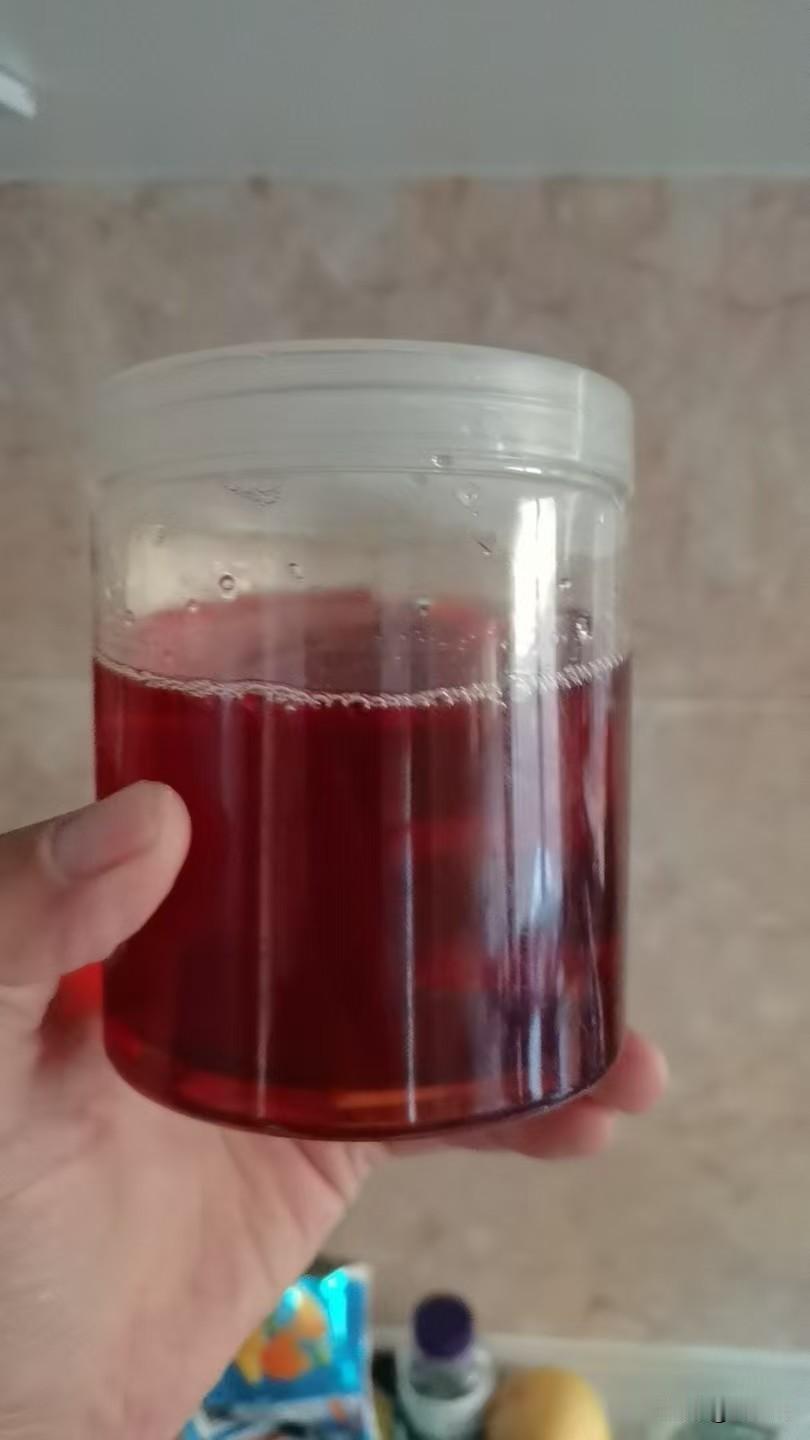一个哥们儿从自己的厂子里拉来一个大油桶，点火烧好木炭装进桶里，把羊腿刷好脆皮汁用