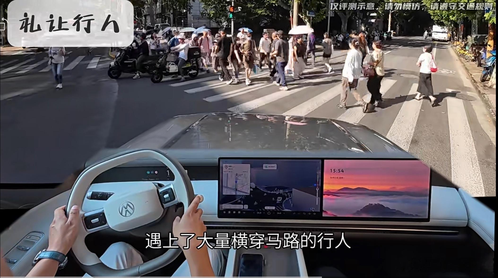 上周去试了大众ID.ERA 9X上刚实装的Momenta R7大模型，简单聊几句