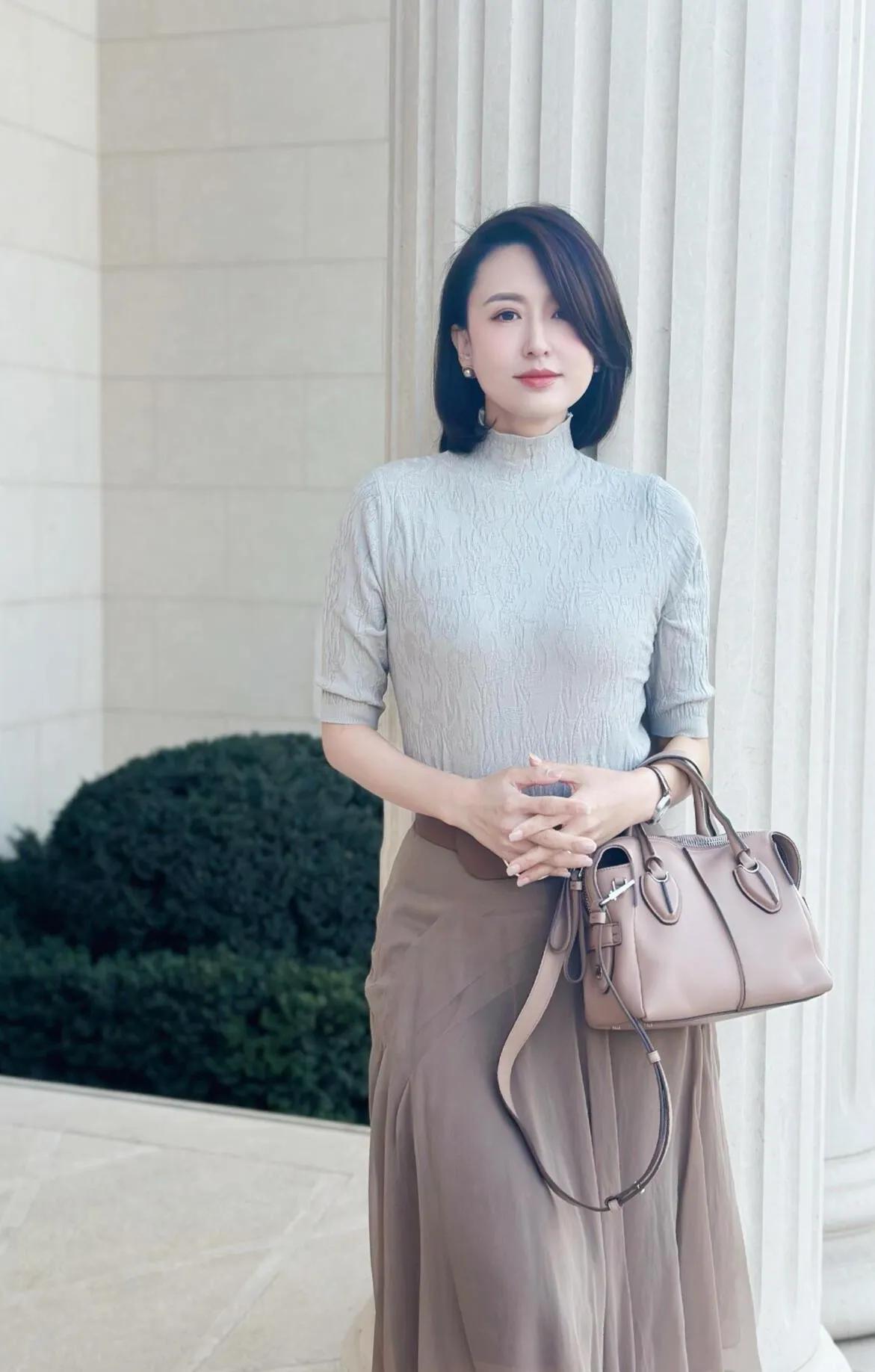 职场女性直接抄张蕾作业！灰半高领+咖色纱裙，低调又有质感，宽腰带提升腰线显高显瘦