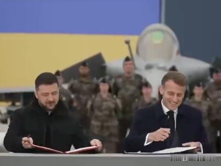 乌克兰有救了！泽连斯基与马克龙签下军购意向书，内容包括100架阵风战机，配套的机