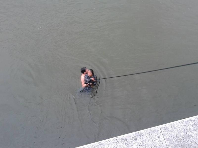 寒冬里的暖心一幕！保安队长跳入冰河中救人
11月27日上午10时30分许，昌平区