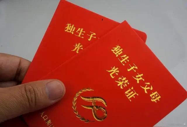 从一个月前村里群就通知交农村合作医疗了，每人400元。

太阳哥说每年12月25