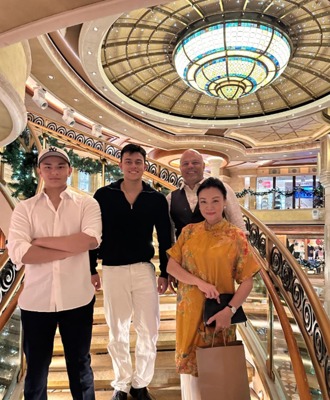 娱乐圈女明星的跨国婚姻里好像史可才是最幸福的那一个。资深演员史可和她的外籍老公，