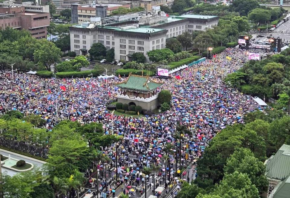 8月1日，台北凯道再次成为岛内政治关注焦点。一场围绕民生、司法与治理问题的集会举