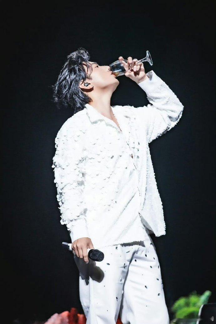 海来阿木的演唱会真的太值了，“大排档” 式的轻松氛围让人完全沉浸。他的嗓音极具感