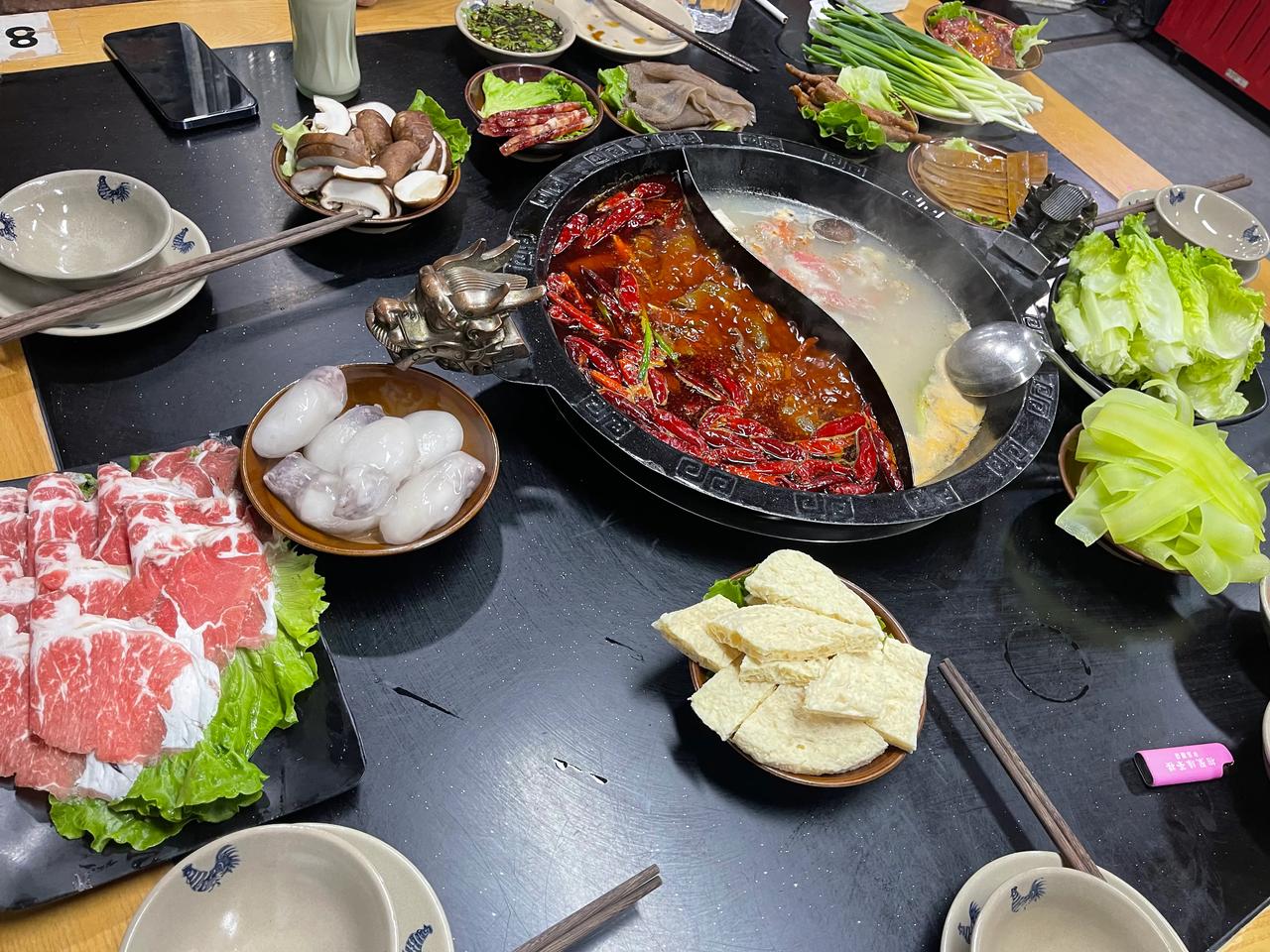 天冷了，又到吃火锅的季节了。合肥蜀山区有一家开了7年的火锅店叫“辣么辣”，老板自