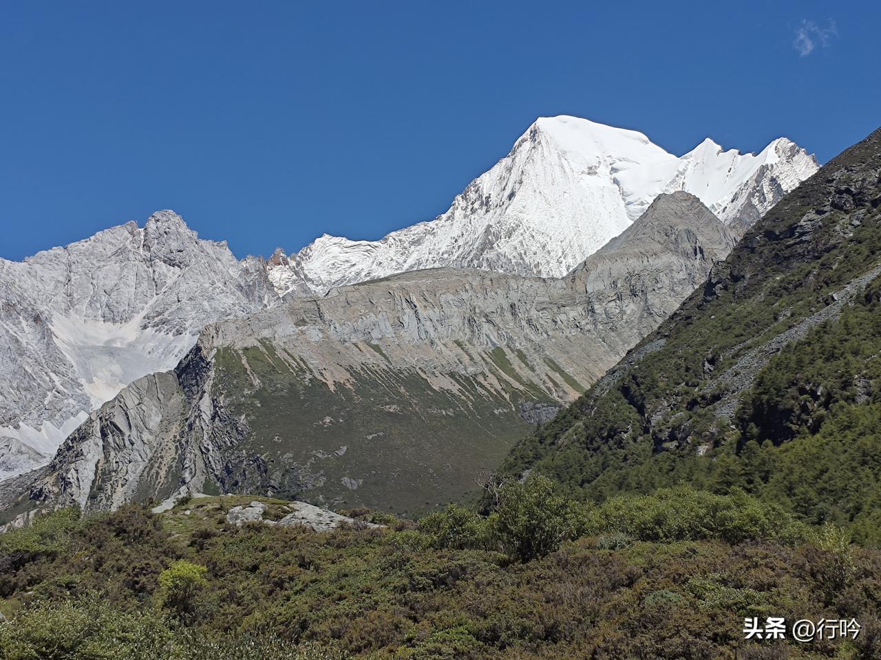 江城子59·稻城亚丁夏诺多吉雪山
玉棱千仞耸青苍。雪凝霜，立洪荒。
峭影凌空，独