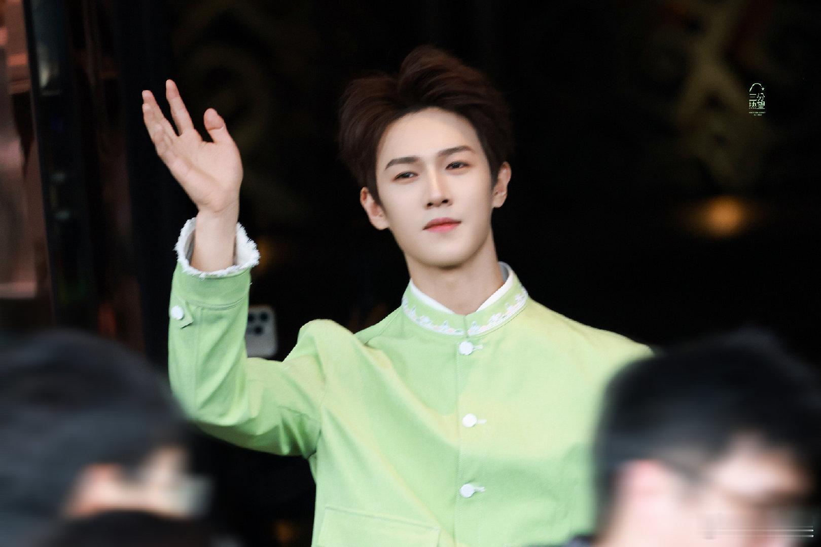 李昀锐奔跑吧谐音梗李昀锐今天吃饭都不用放盐了眉眼温润自带氛围感，帅气本就自带甜度