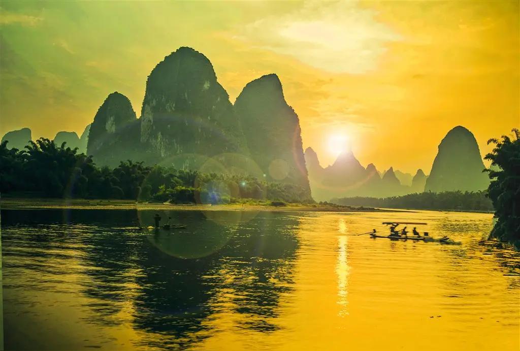 一个女人因为不吃肉，人生崩塌了。
她的丈夫因此跟她离婚，她的父亲打她。
所有人把