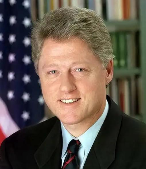 克林顿卸任的时候，给美国留下一个金山，国库里塞着两千多亿美元的净盈余。那时候，联