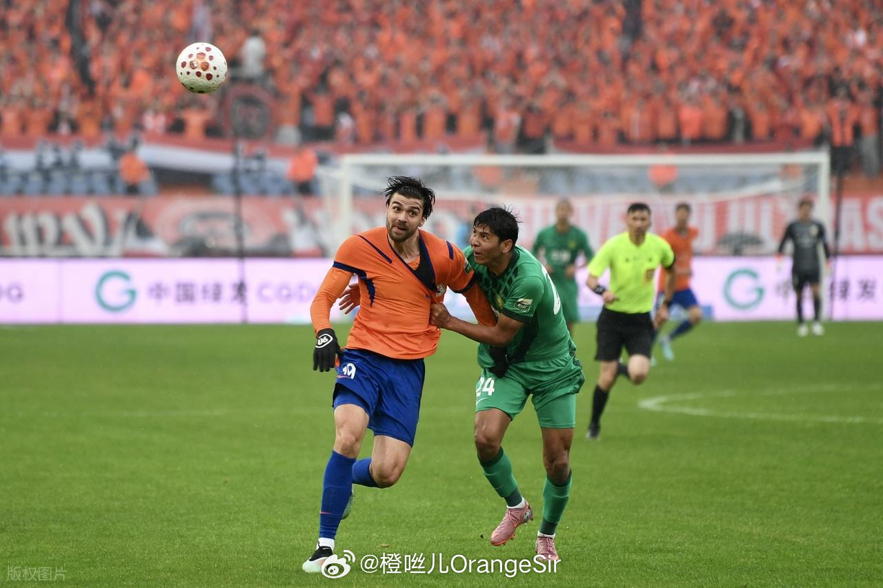 昨天在现场看比赛的时候就感觉海米提“小动作”不断，多次拉拽泽卡的球衣，身体整体“