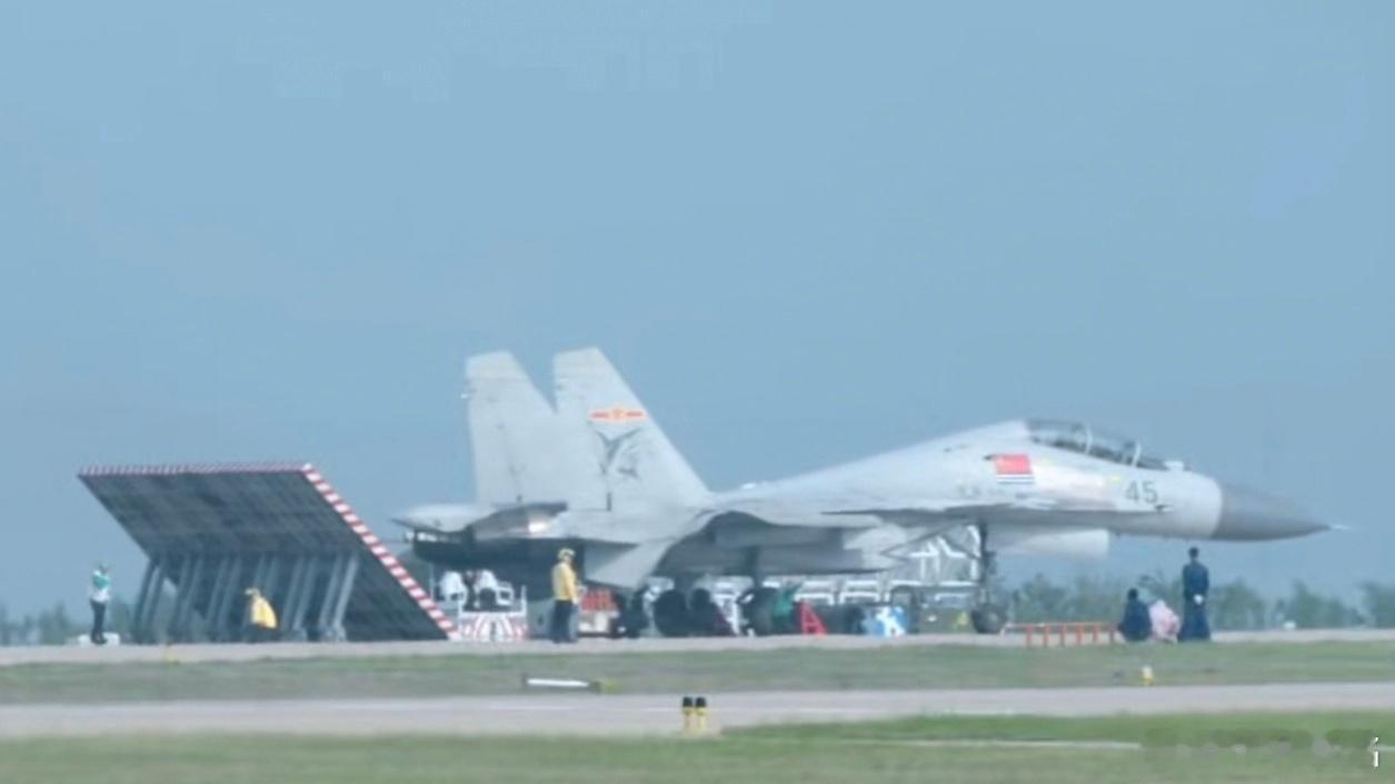 难得一见的双座型J15S [666]海军某舰载机综合试验训练基地上的弹射器 [酷