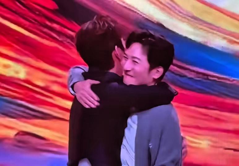 汪涵哭了，何炅也哭了！
可不是因为李维嘉单纯回来，
而是李维嘉终于又能在湖南卫视