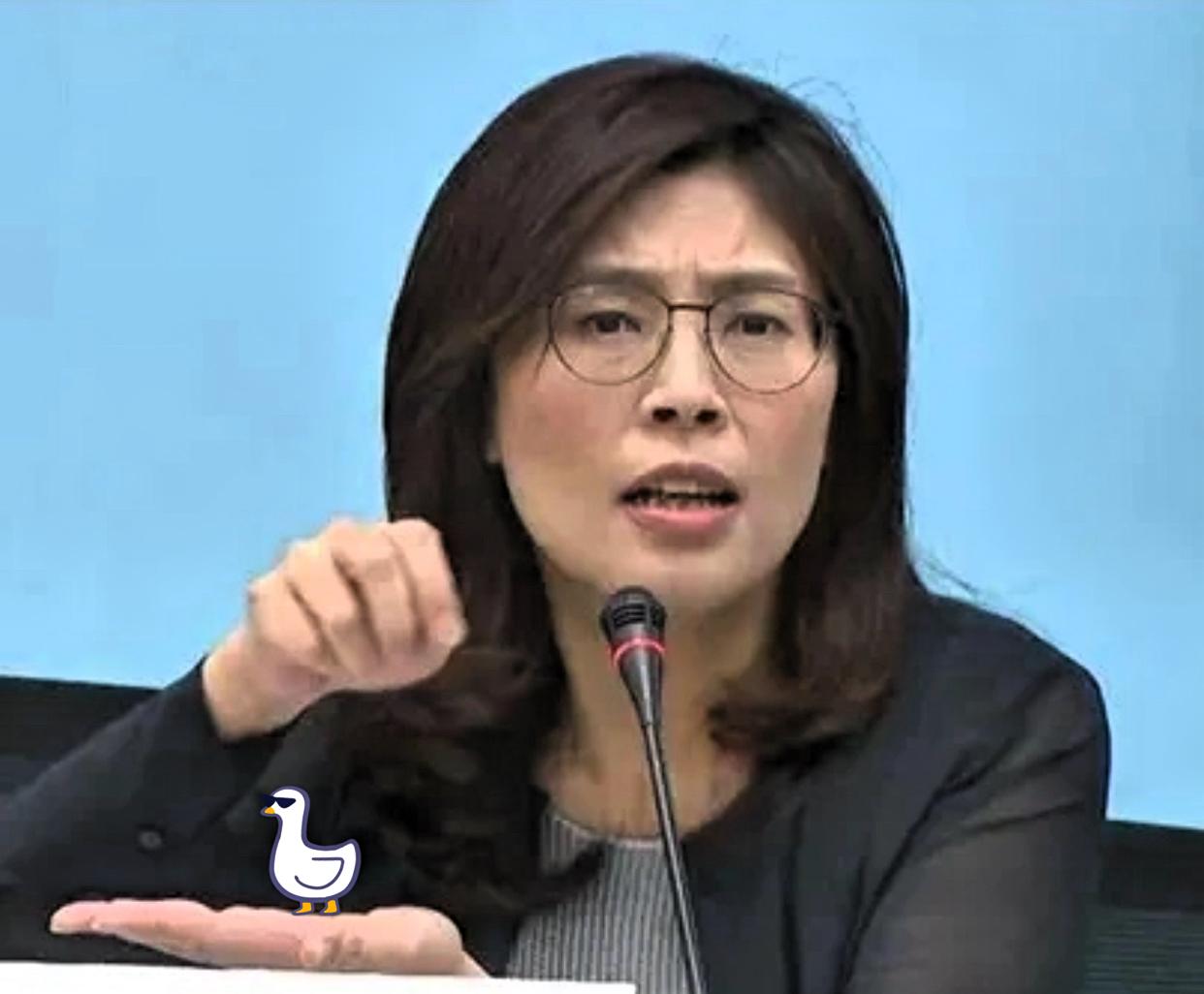 郑丽文那句：
“不宣布独立，大陆就没理由动手”！
刚出口，岛内媒体还真把她捧成了
