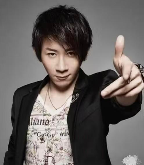 病没好全，就上春晚。
别人养病，他练手。
老婆开餐厅养家，他躲后台抠套路。
不拍