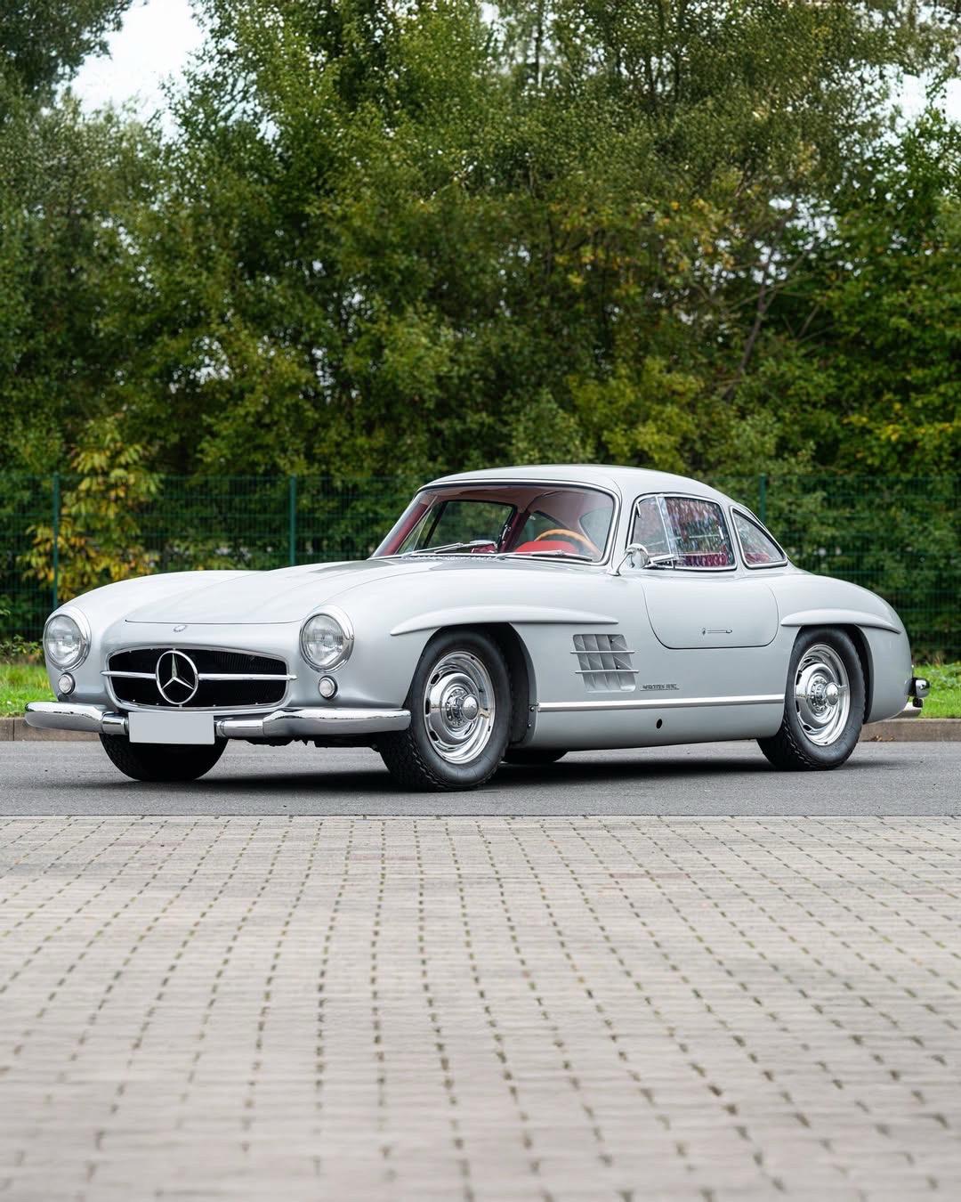 1954年问世的奔驰300SL “Gullwing” 是一部横跨赛道与公路的传奇