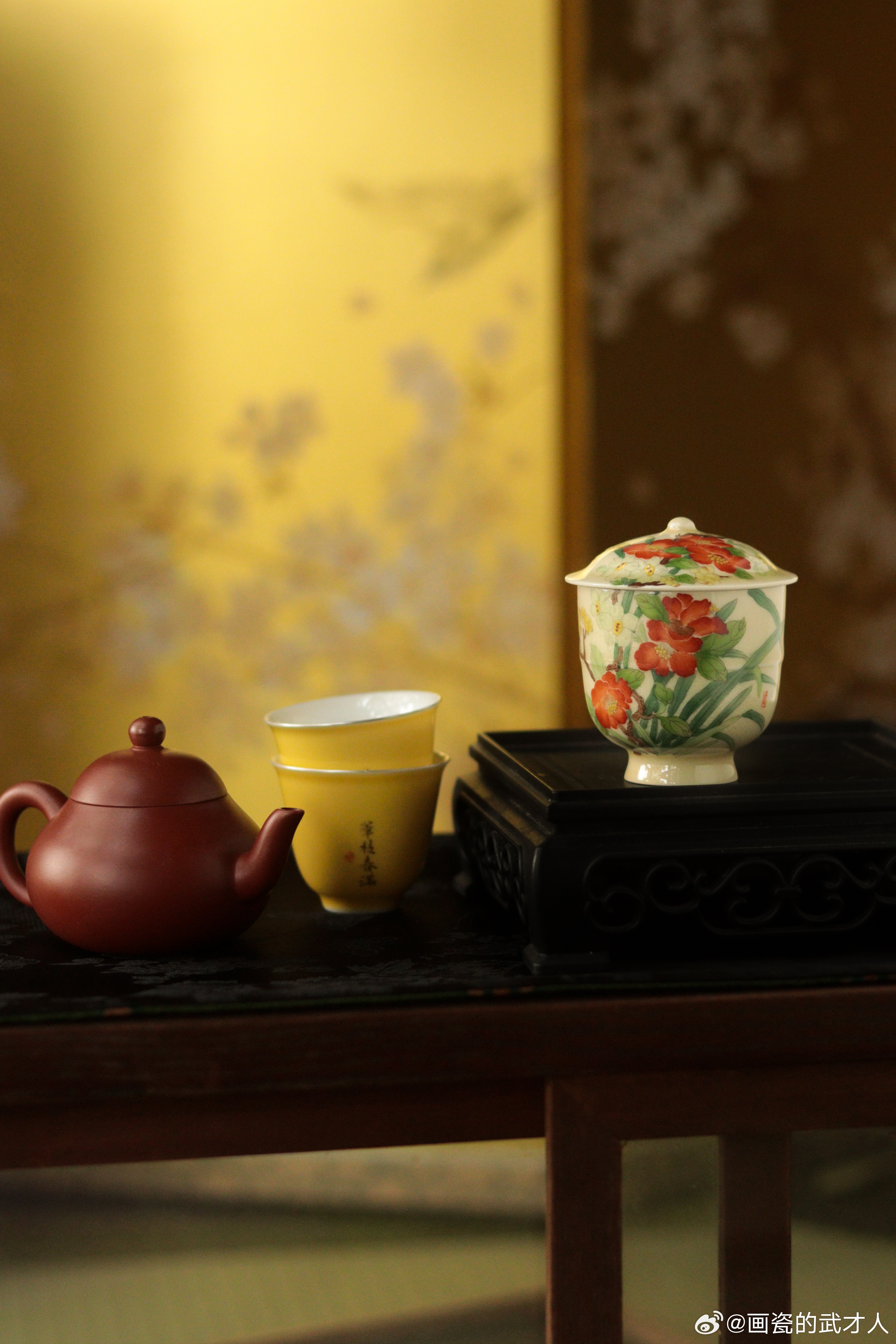 暖黄色釉上，画了大朵的山茶，水仙和腊梅。秋日已至，这种暖黄就是秋天专属的色泽。 