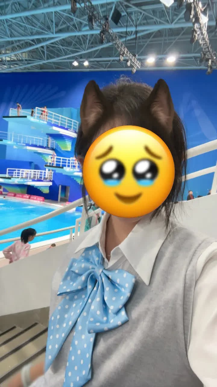 在全运会的璀璨星空下，我们肩并肩站立。这一刻，不仅是镜头捕捉的瞬间，更是我们共同