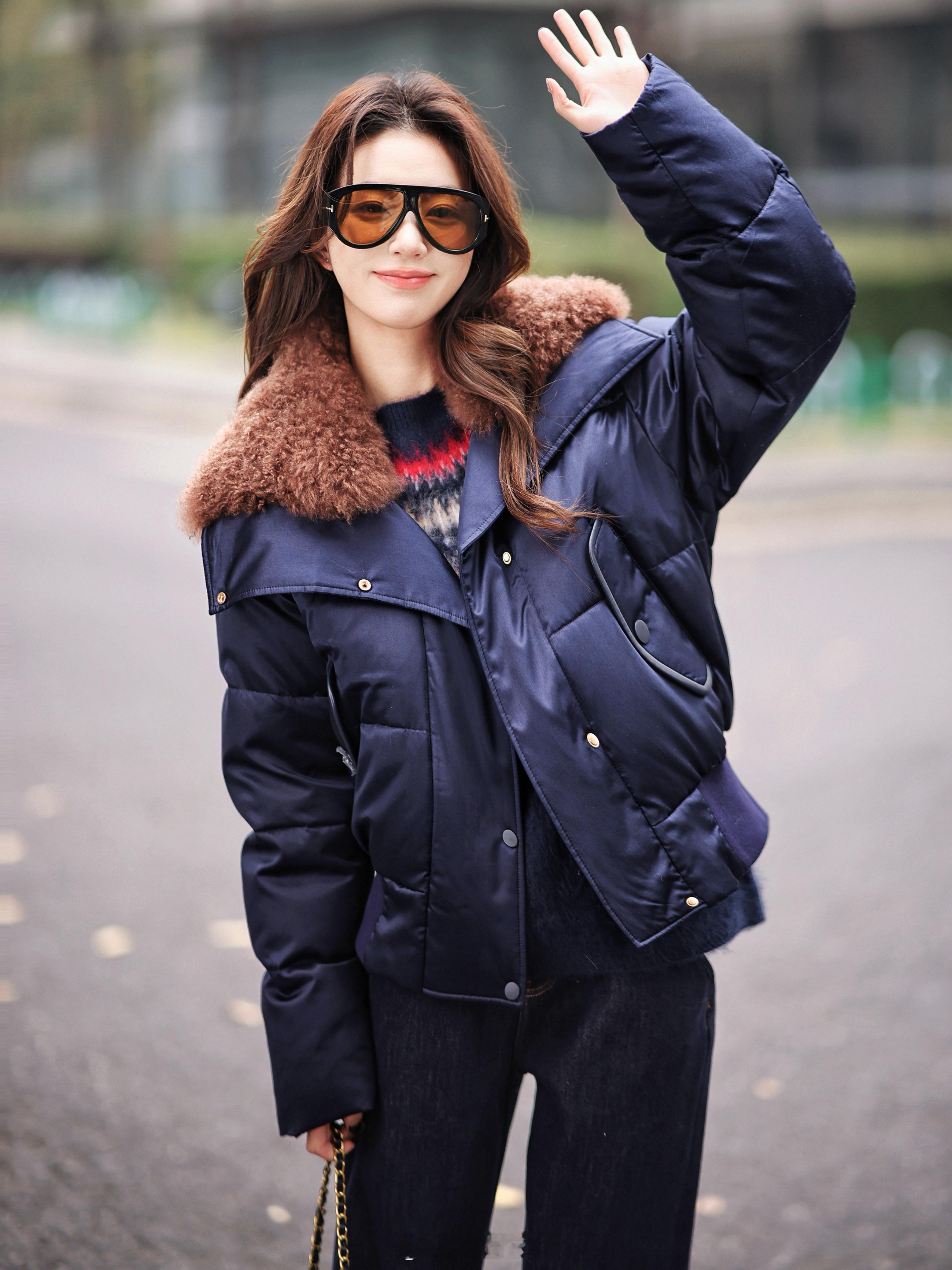 有专利带香味的皮草鹅绒服 宝们还记得吗？新色来啦！真丝玫瑰面料*山羊毛领+90白