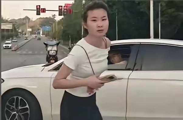 重庆口水姐事件迎来新进展，

当事人样貌曝光，

警方已经介入调查，相关人员有可