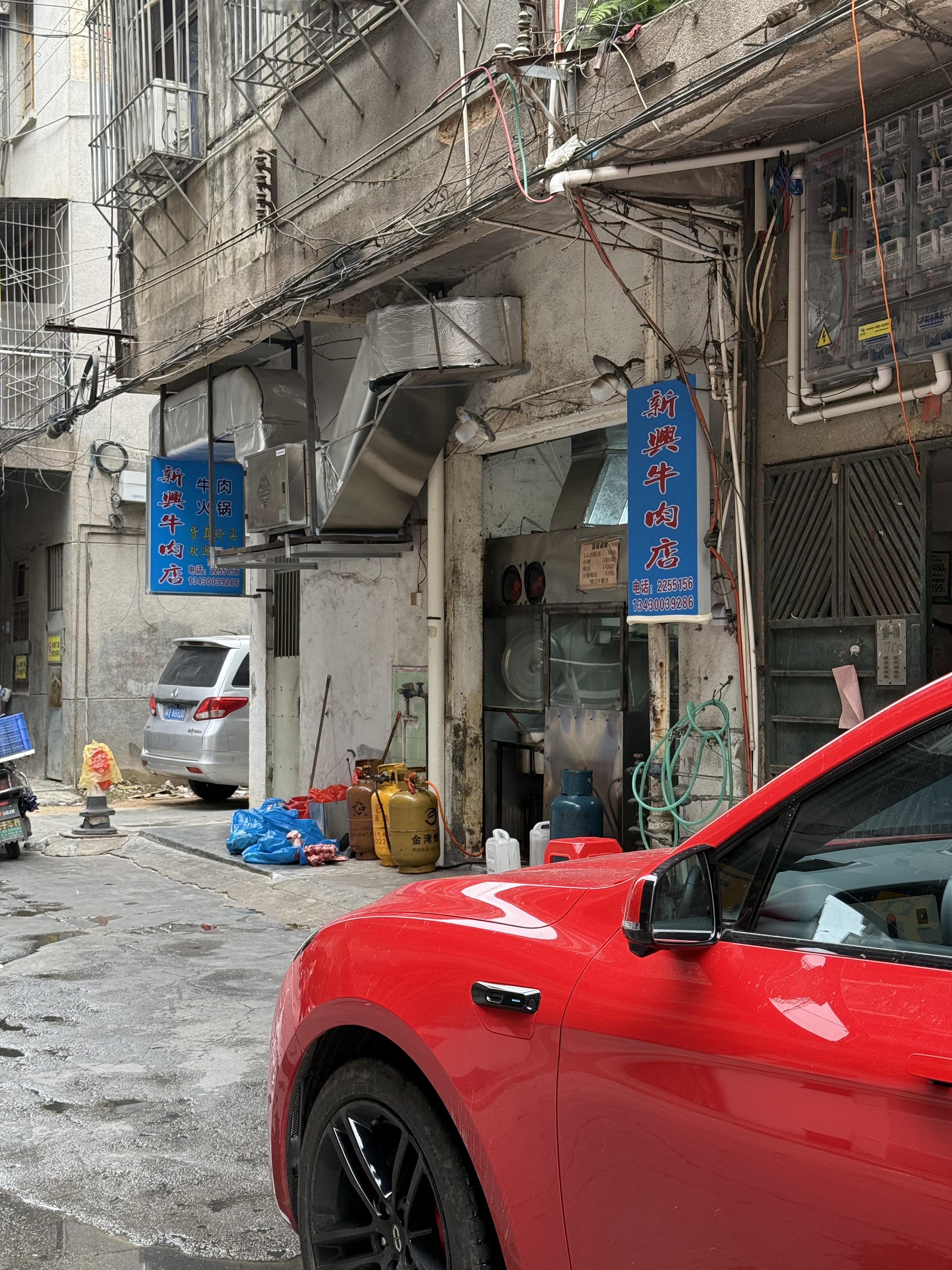 刘欣说这是一家只有本地人才知道的牛肉店，我问她，那你一个外地人怎么知道的？然后就