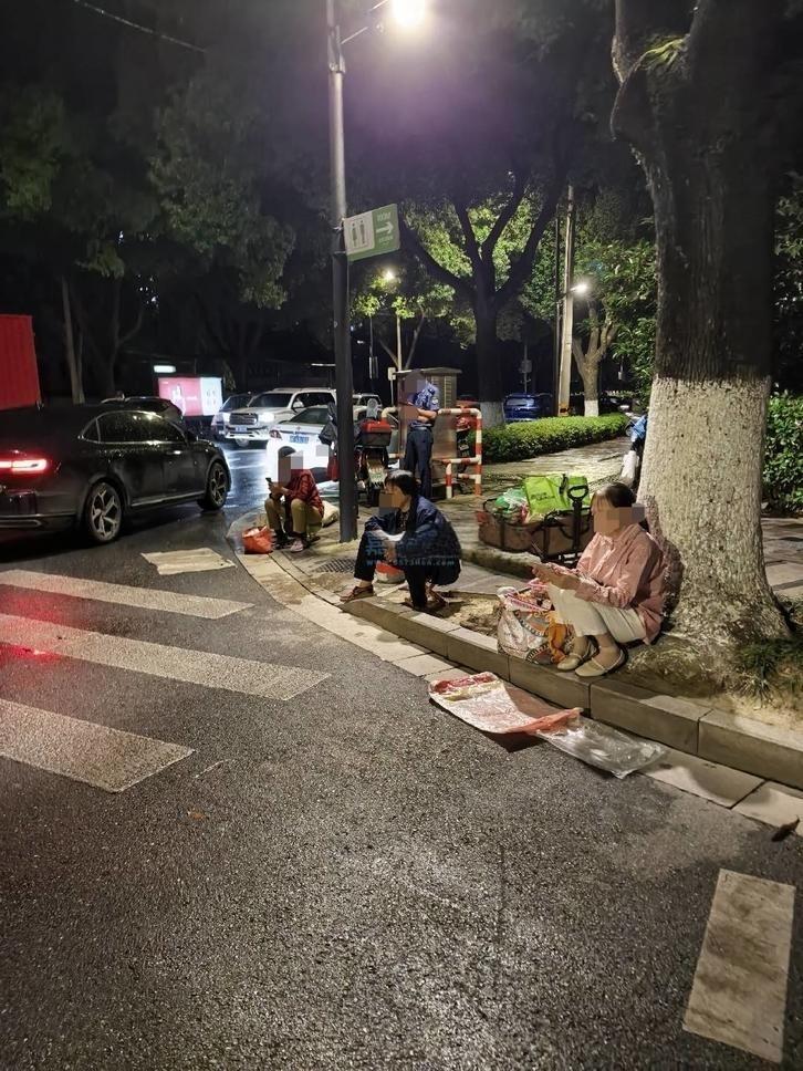 嘉兴城市一角，几个小摊贩在等晚8点的到来，因为8点后城管就下班了，她们就可以摆摊